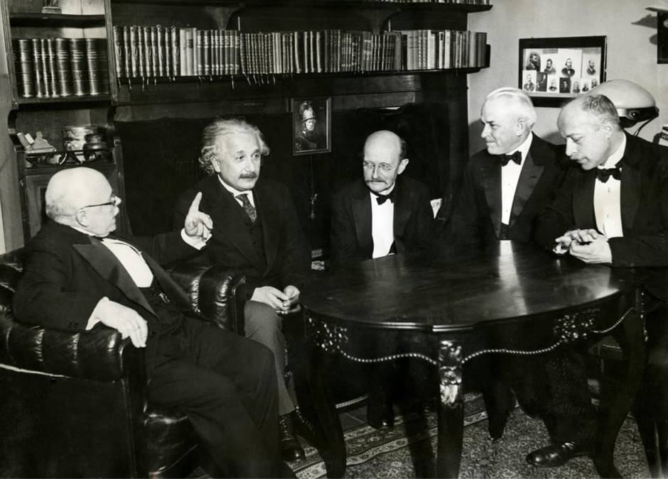 Einstein y Planck en el centro de la imagen, a la izquierda Nernst y a la derecha  Millikan y von Laue respectivamente. 12 de noviembre de 1931, Berlín. Foto: Wikimedia Commons