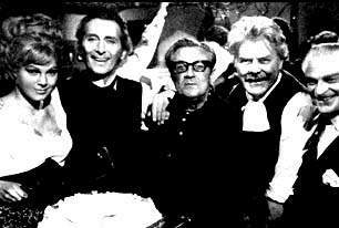 Risas en el plat de FRANKENSTEIN CREATED WOMAN. Susan Denberg, Peter Cushing, Terence Fisher y Thorley Walters.